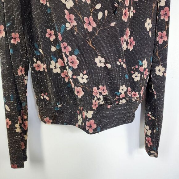 BKE Boutique Buckle Top Blouse Womens Large Black Wrap Floral Choker Metallic - Picture 7 of 12